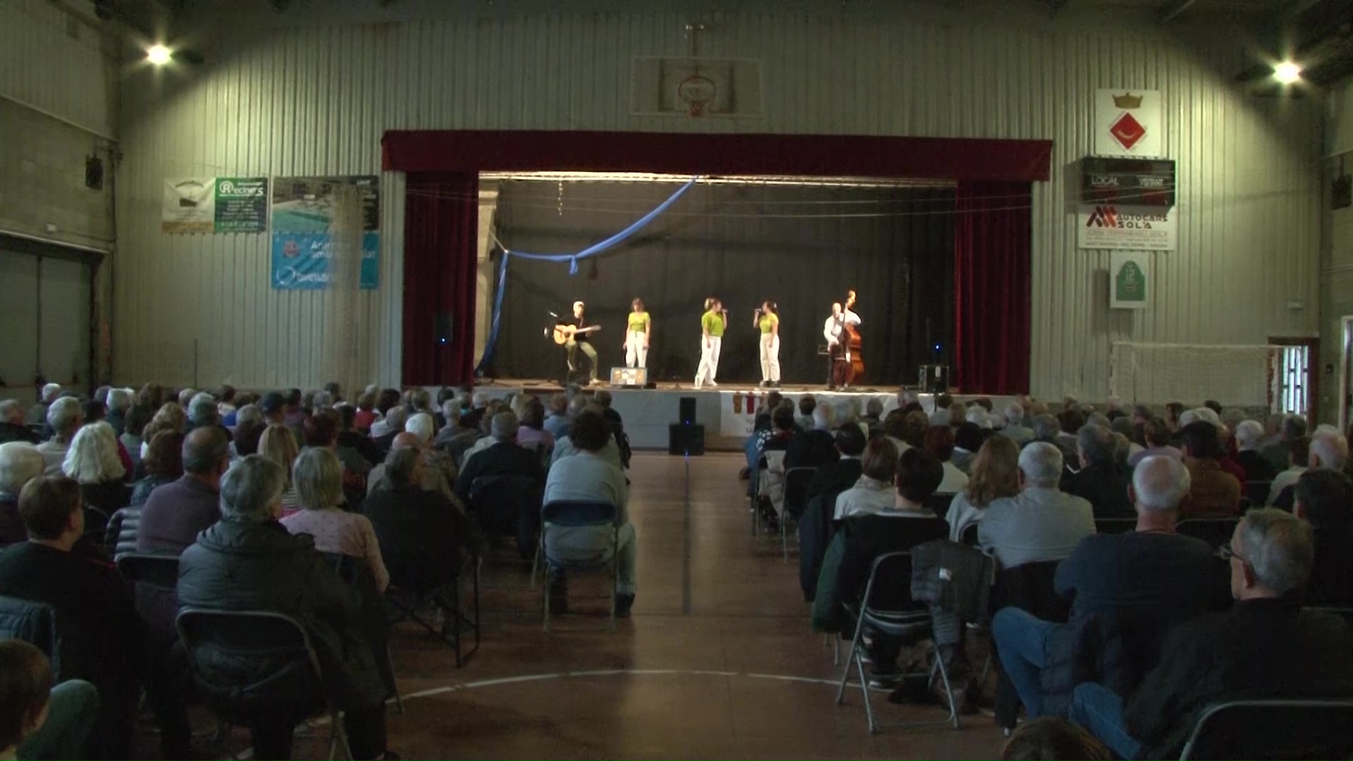 Les Anxovetes omplen el pavelló de Cornellà del Terri, en un concert benèfic de la Fundació Oncolliga